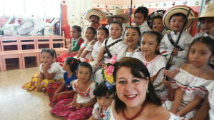 Celebrando el día de la Revolución mexicana con sus pequeños alumnos