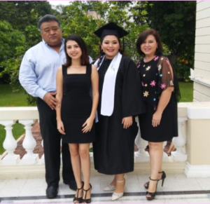 Con su familia en la graduación de la mayor de sus hijas